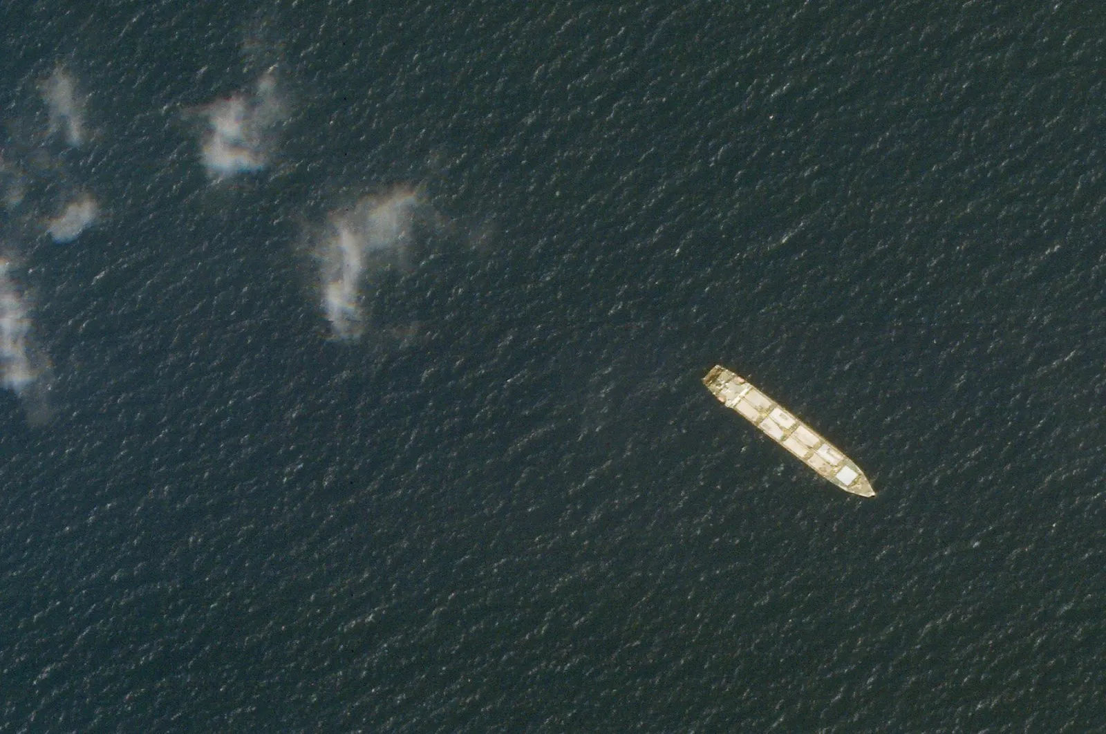 Tàu Iran bị tấn công bằng thủy lôi trên Biển Đỏ