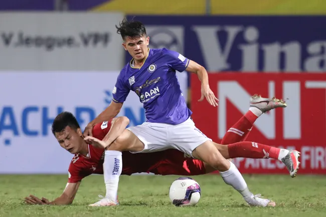 Cầu thủ Hà Nội gục xuống sân vì mất sức sau trận thua Viettel 2