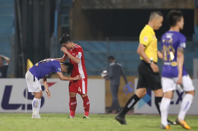Cầu thủ Hà Nội gục xuống sân vì mất sức sau trận thua Viettel 4