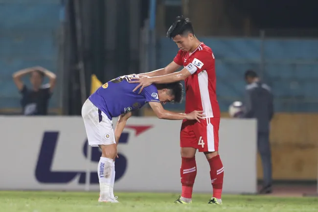 Cầu thủ Hà Nội gục xuống sân vì mất sức sau trận thua Viettel 5