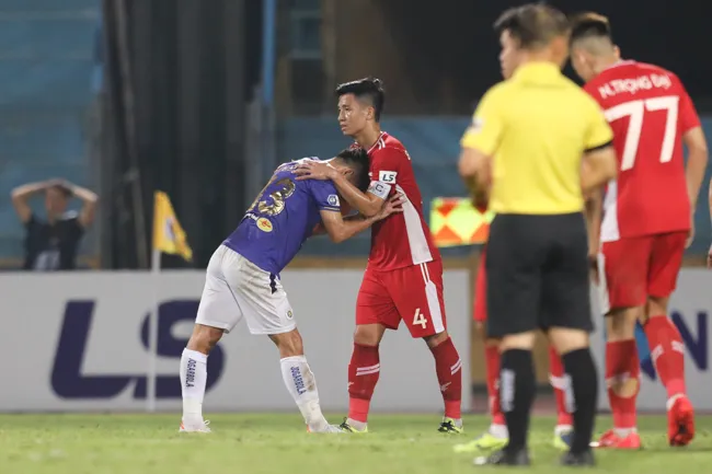 Cầu thủ Hà Nội gục xuống sân vì mất sức sau trận thua Viettel 6