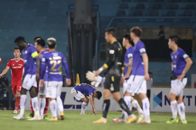Cầu thủ Hà Nội gục xuống sân vì mất sức sau trận thua Viettel 7
