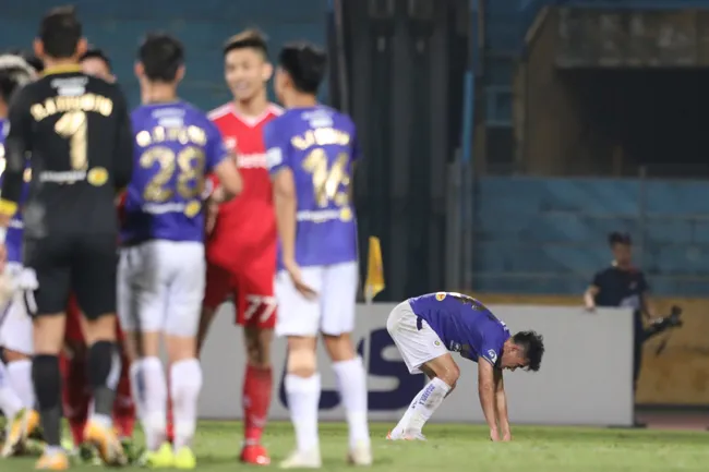 Cầu thủ Hà Nội gục xuống sân vì mất sức sau trận thua Viettel 8