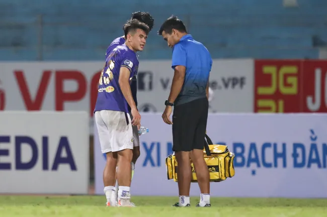 Cầu thủ Hà Nội gục xuống sân vì mất sức sau trận thua Viettel 9