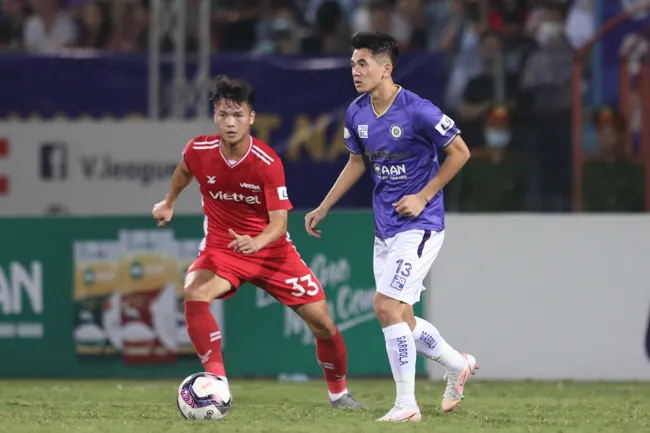 Cầu thủ Hà Nội gục xuống sân vì mất sức sau trận thua Viettel 1
