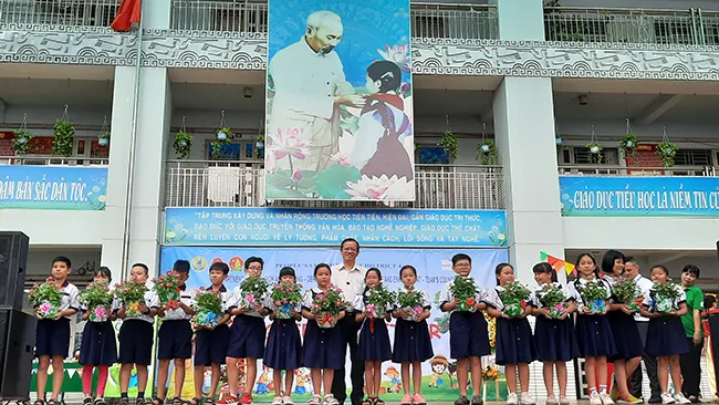 Ông Nguyễn Quang Vinh - Trưởng phòng Giáo dục Tiểu học - Sở GD&ĐT trao cây xanh cho học sinh tại ngày hội