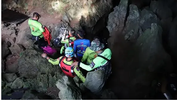 Đội cứu hộ Thái Lan giải cứu nhà sư khỏi hang động ngập nước 1