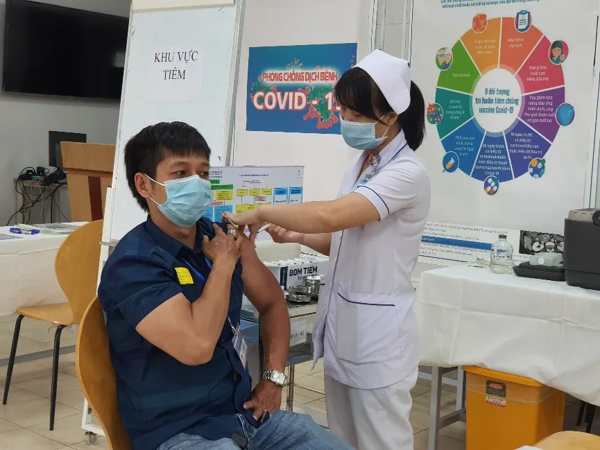 TPHCM: 10 nhóm đối tượng ưu tiên tiêm miễn phí vắc xin COVID-19 là ai? 1