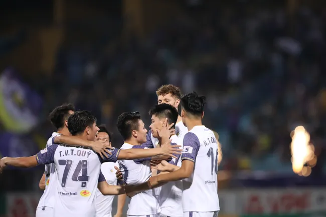 Đổi màu áo, Hà Nội FC đánh bại Than Quảng Ninh với tỉ số đậm 1