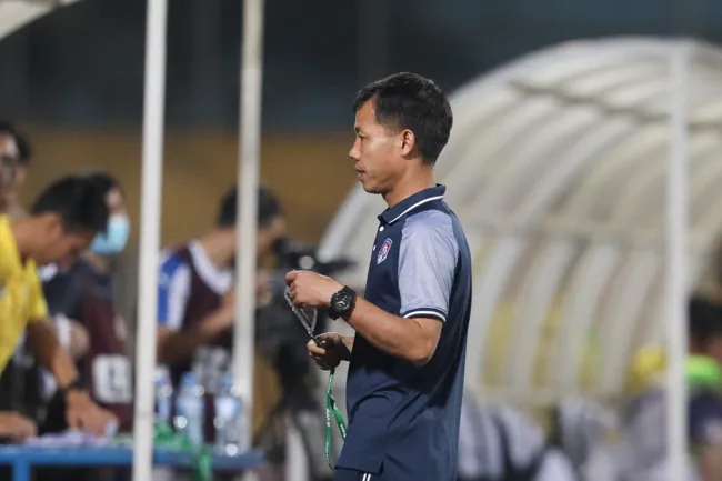 Đổi màu áo, Hà Nội FC đánh bại Than Quảng Ninh với tỉ số đậm 8