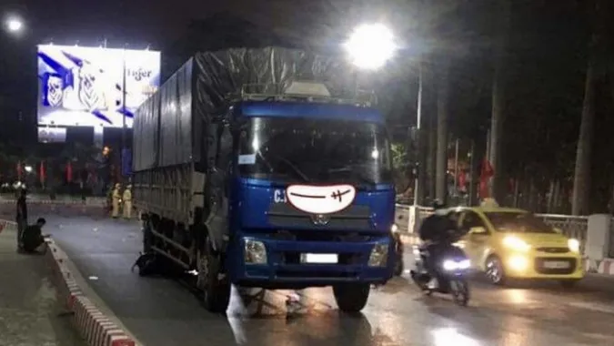 Tin tức tai nạn giao thông hôm nay 16/4/2021: Xe tải tông xe container dừng đèn đỏ, tài xế tử vong 1