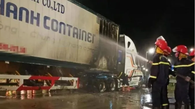 Tin tức tai nạn giao thông hôm nay 16/4/2021: Xe tải tông xe container dừng đèn đỏ, tài xế tử vong 3