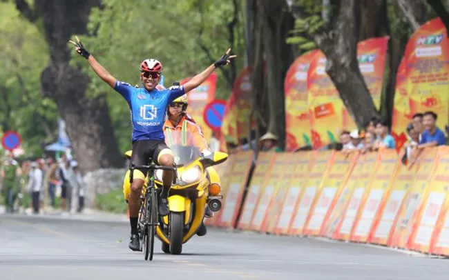 Tay đua TPHCM Nguyễn Trúc Xinh một mình về nhất chặng 11