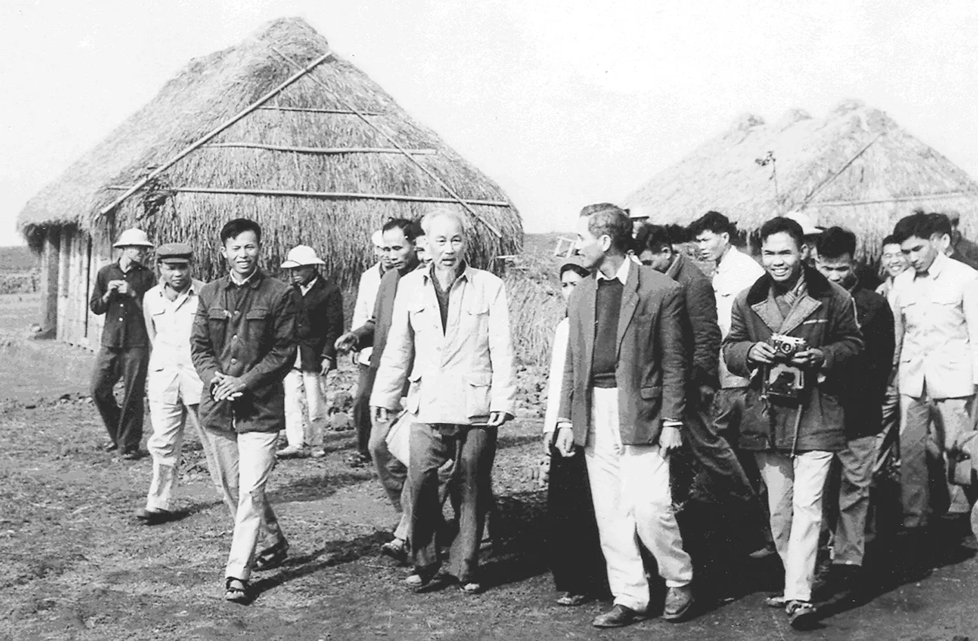 Bác Hồ thăm nhân dân xã Nam Cường, huyện Tiền Hải, tỉnh Thái Bình (tháng 3-1962). 