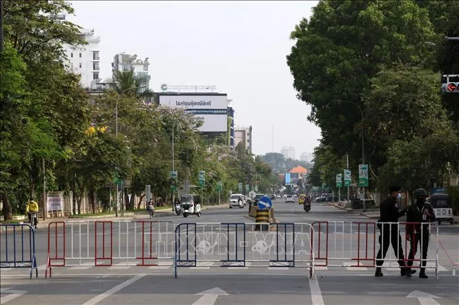  Cảnh sát dựng chốt chặn tại một tuyến phố ở Phnom Penh, 