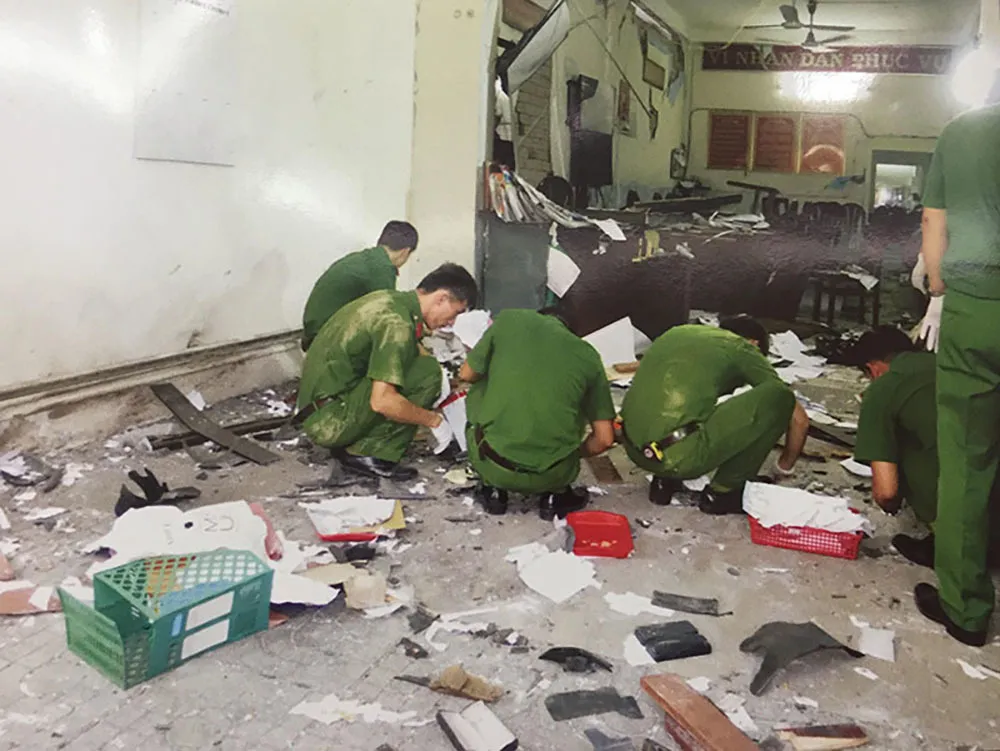Công tác khám nghiệm hiện trường vụ nổ tại trụ sở Công an P.12, Q.Tân Bình