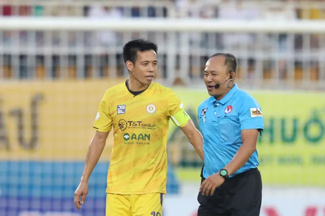Công Phượng, Văn Toàn phàn nàn với trọng tài khi đối đầu Hà Nội FC 8
