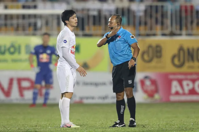 Công Phượng, Văn Toàn phàn nàn với trọng tài khi đối đầu Hà Nội FC 4