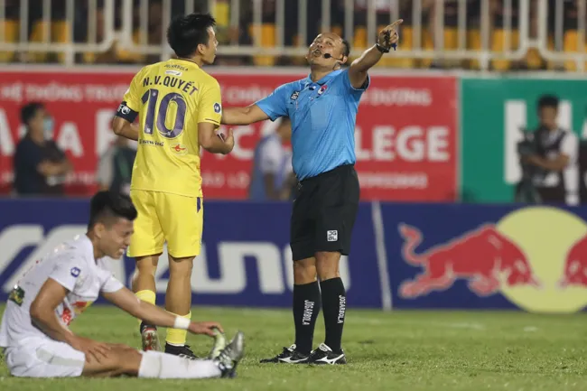Công Phượng, Văn Toàn phàn nàn với trọng tài khi đối đầu Hà Nội FC 6