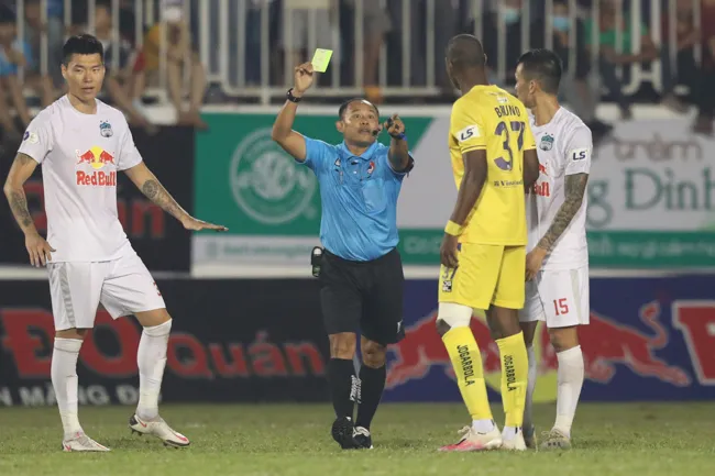 Công Phượng, Văn Toàn phàn nàn với trọng tài khi đối đầu Hà Nội FC 7