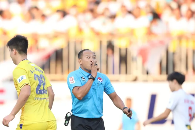 Công Phượng, Văn Toàn phàn nàn với trọng tài khi đối đầu Hà Nội FC 5