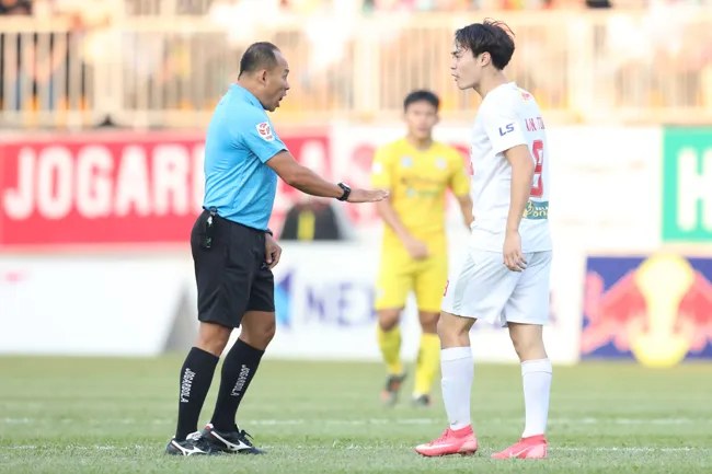 Công Phượng, Văn Toàn phàn nàn với trọng tài khi đối đầu Hà Nội FC 2
