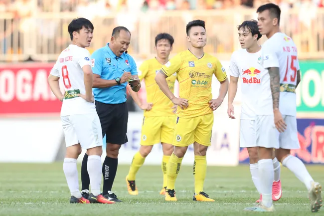 Công Phượng, Văn Toàn phàn nàn với trọng tài khi đối đầu Hà Nội FC 3