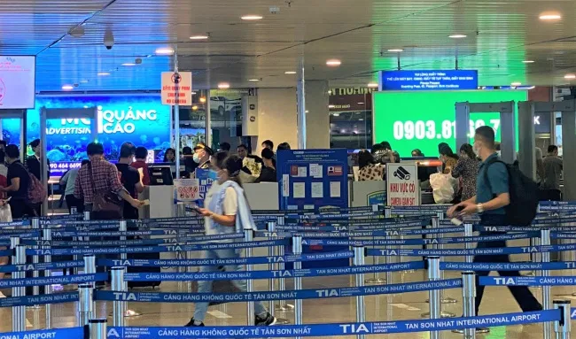 Hành khách làm các thủ tục hàng không tại sân bay Tân Sơn Nhất. 