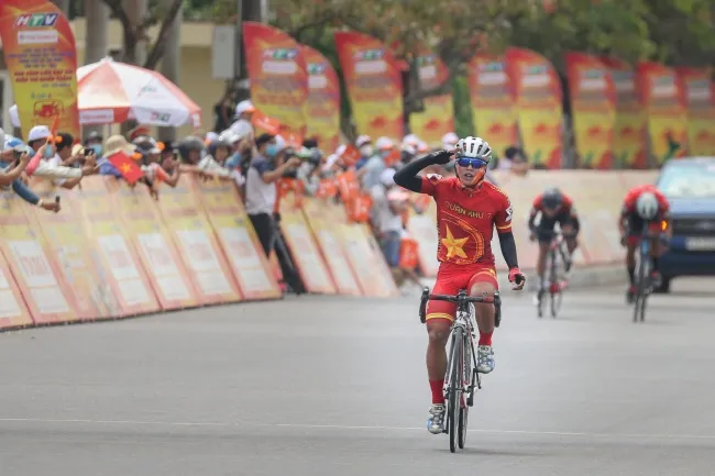 Giải xe đạp Cúp Truyền hình TPHCM: Tay đua Nguyễn Văn Nhã xuất sắc về nhất chặng 13 1
