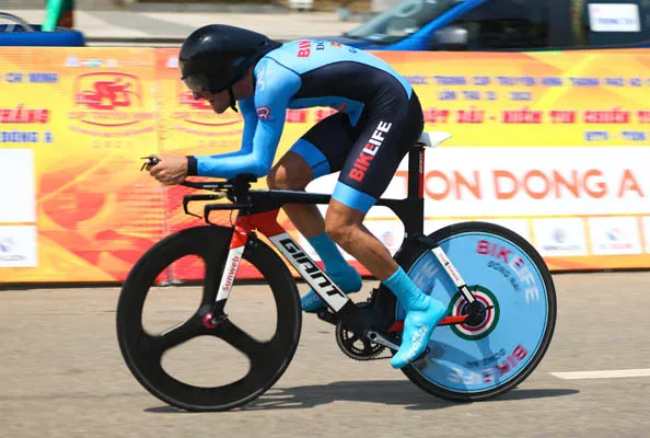 Chặng 14 giải xe đạp Cúp Truyền hình TPHCM: Tay đua Pháp Loic Desriac thắng chặng cá nhân tính giờ, đoạt lại áo vàng 1