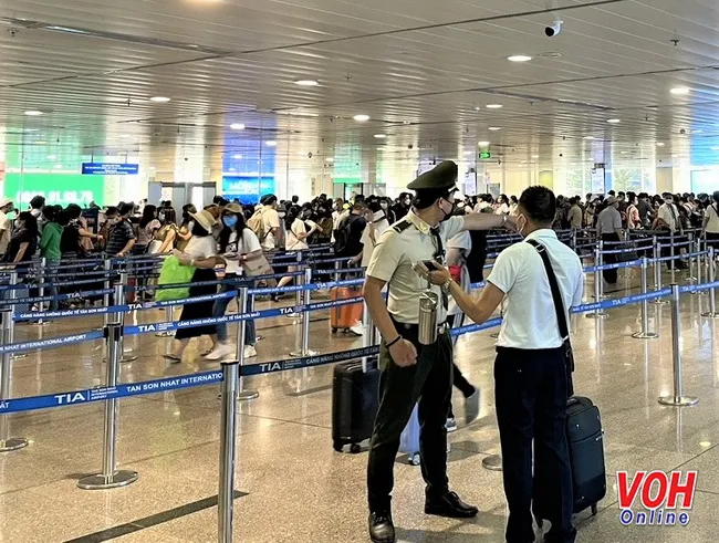 Bổ sung 5 máy soi chiếu an ninh để giải tỏa ùn ứ hành khách ở sân bay Tân Sơn Nhất 1