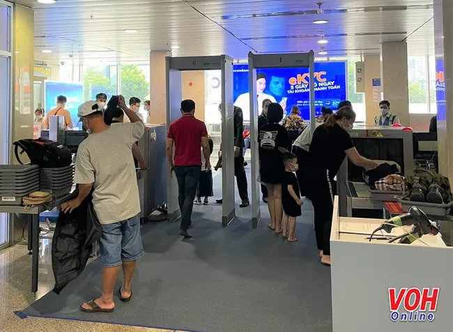 Bổ sung 5 máy soi chiếu an ninh để giải tỏa ùn ứ hành khách ở sân bay Tân Sơn Nhất 2