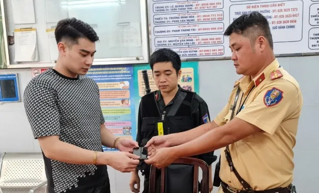 Cảnh sát giao thông bắt hai đối tượng cướp giật điện thoại 3