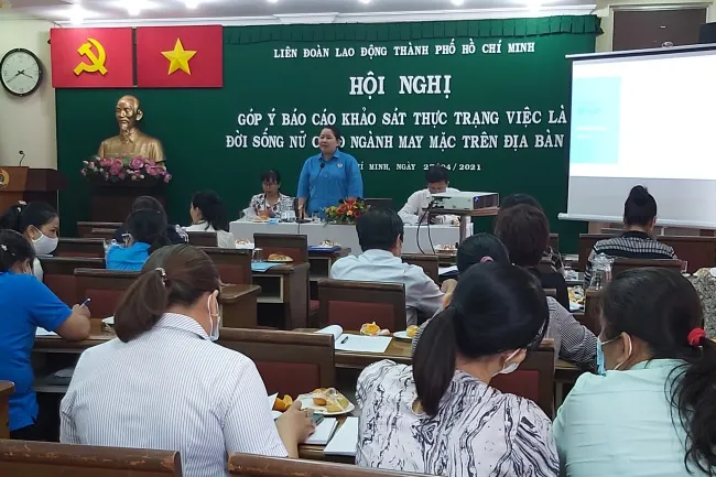 Bà Lê Thị Kim Thúy, Phó chủ tịch Liên đoàn lao động Thành phố Hồ Chí Minh chia sẻ tại hội thảo