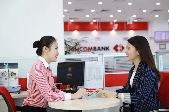 Khách hàng giao dịch tại chi nhánh của Techcombank.