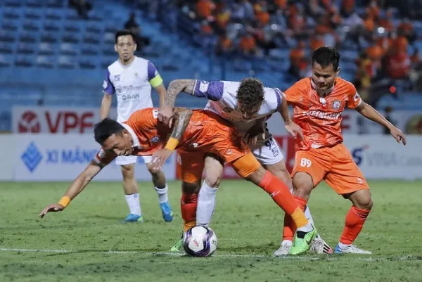 Thua Bình Định ngay trên sân nhà, Hà Nội chỉ hơn đội chót bản một trận thắng