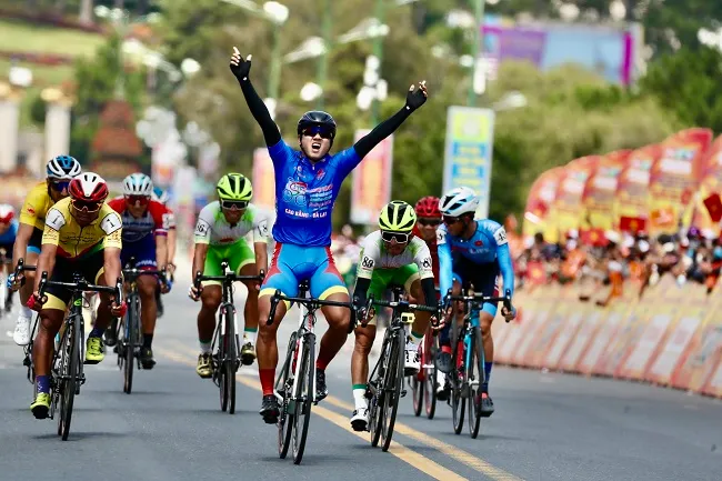 Chặng 20 giải xe đạp Cúp Truyền hình TPHCM: Nguyễn Tấn Hoài lần thứ 4 thắng chặng, giữ chắc áo xanh vua nước rút 2