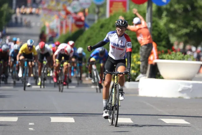 Chặng 21 giải xe đạp Cúp Truyền hình TPHCM: Tay đua Nguyễn Minh Thiện lần đầu nhất chặng 1