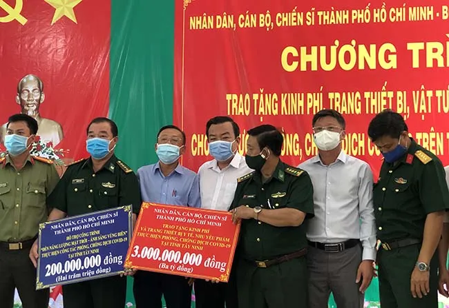 Ông Nguyễn Hữu Hiệp,Trưởng Ban Dân vận Thành ủy thăm, tặng quà động viên các chiến sĩ đang làm nhiệm vụ chống dịch tại các chốt tại Đồn biên phòng PhướcTân, tỉnh Tây Ninh.