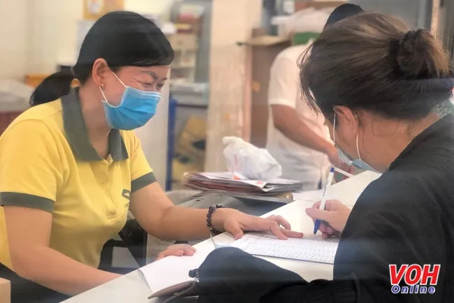 BHXH TPHCM phối hợp với Bưu điện TPHCM triển khai chi trả lương hưu tại nhà cho người dân.