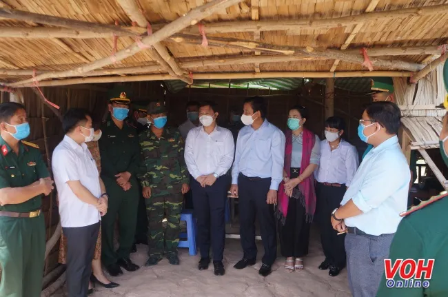 Lãnh đạo TPHCM thăm, tặng quà cho lực lượng chốt chặn biên giới tỉnh Long An 1