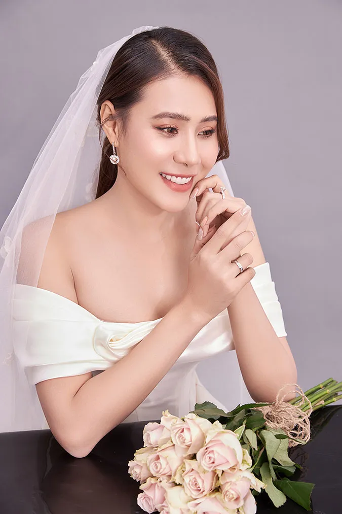Đám cưới Hồ Bích Trâm: cô dâu đeo vàng nặng trĩu, dàn sao về tận Quảng Ngãi chúc mừng 9