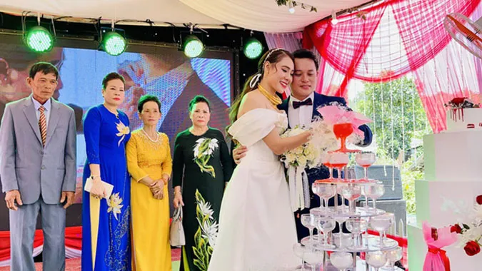 Đám cưới Hồ Bích Trâm: cô dâu đeo vàng nặng trĩu, dàn sao về tận Quảng Ngãi chúc mừng 2