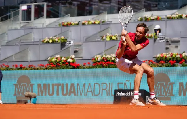 Madrid Masters 2021: Nadal thẳng tiến vào vòng 3 - Medvedev ngược dòng vất vả