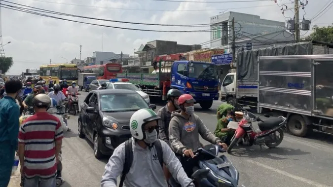 Tin tức tai nạn giao thông hôm nay 7/5/2021: Bị xe buýt cán qua, người đàn ông đi xe máy tử vong 2