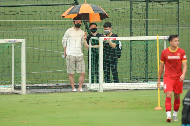 ĐT Việt Nam tập luyện trong mưa chuẩn bị cho vòng loại World Cup 2022 9