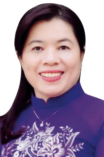 Bà NGUYỄN TRẦN PHƯỢNG TRÂN  - Thành ủy viên, Ủy viên Đoàn Chủ tịch Trung ương Hội Liên hiệp Phụ nữ Việt Nam, Chủ tịch Hội Liên hiệp Phụ nữ Thành phố Hồ Chí Minh  - Thạc sĩ xây dựng Đảng và chính quyền nhà nước, Cử nhân Xã hội học, Cử nhân Chính trị  - Đại biểu Hội đồng nhân dân Thành phố Hồ Chí Minh nhiệm kỳ 2016 - 2021