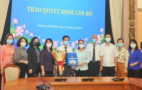 Chủ tịch HĐND TPHCM Nguyễn Thị Lệ trao Nghị quyết phê chuẩn kết quả bầu ông Nguyễn Văn Dũng giữ chức Phó Chủ tịch HĐND TPHCM.