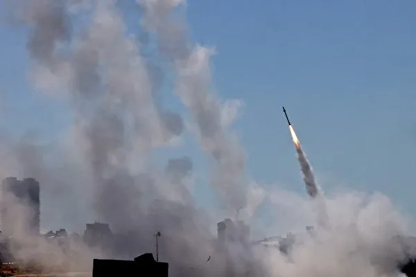 Hệ thống phòng không Vòm Sắt của Israel đánh chặn tên lửa rocket của Phong trào Hamas. (Ảnh: AFP