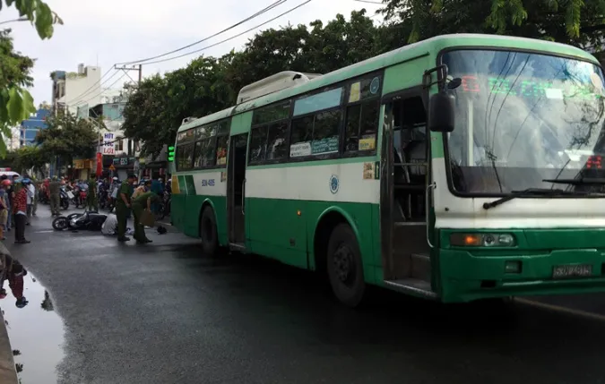 Tin tức tai nạn giao thông hôm nay 17/5/2021: Va chạm với xe buýt, nữ sinh lớp 12 tử vong 1